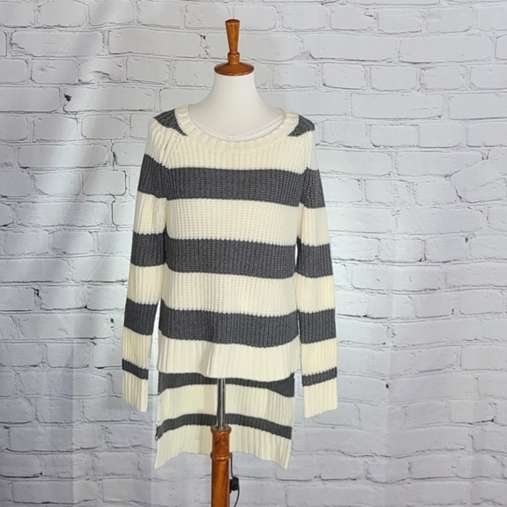 Staple sweater with hi-lo hem
